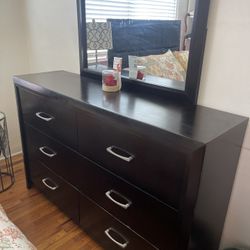 Dresser With Mirror 