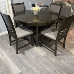 BEAUTIFUL TABLE 4 CHAIRS EXCELLENT CONDITION