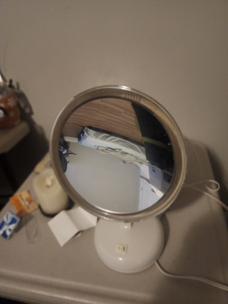Magnifying Mirror With Bright Light