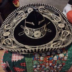 SOMBRERO.  MARIACHI.  GRANDE