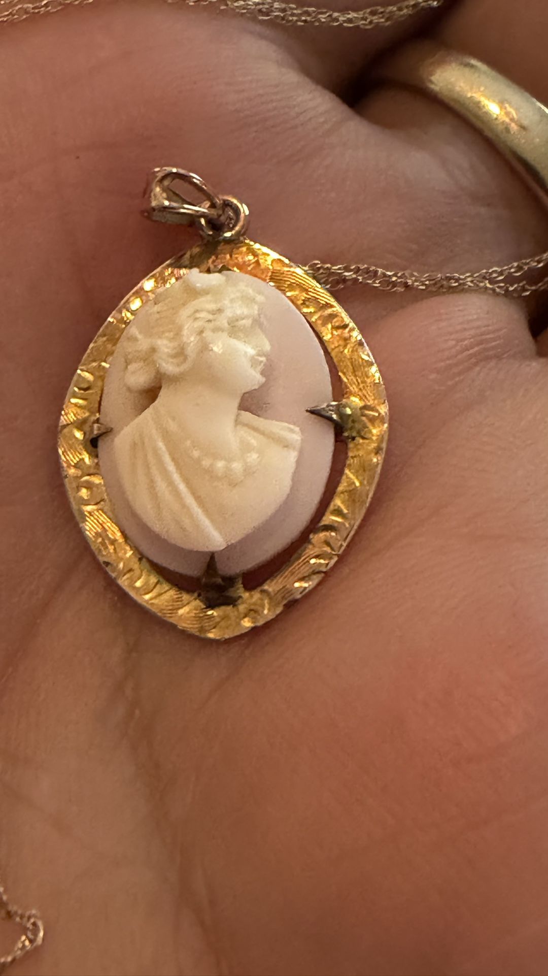 Vintage 10k Solid Gold Cameo And Chain, Total Weight 2.14 Grams 