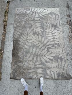 5x7 Indoor/Outdoor Area Rug | Neutral Tan Leaf Pattern