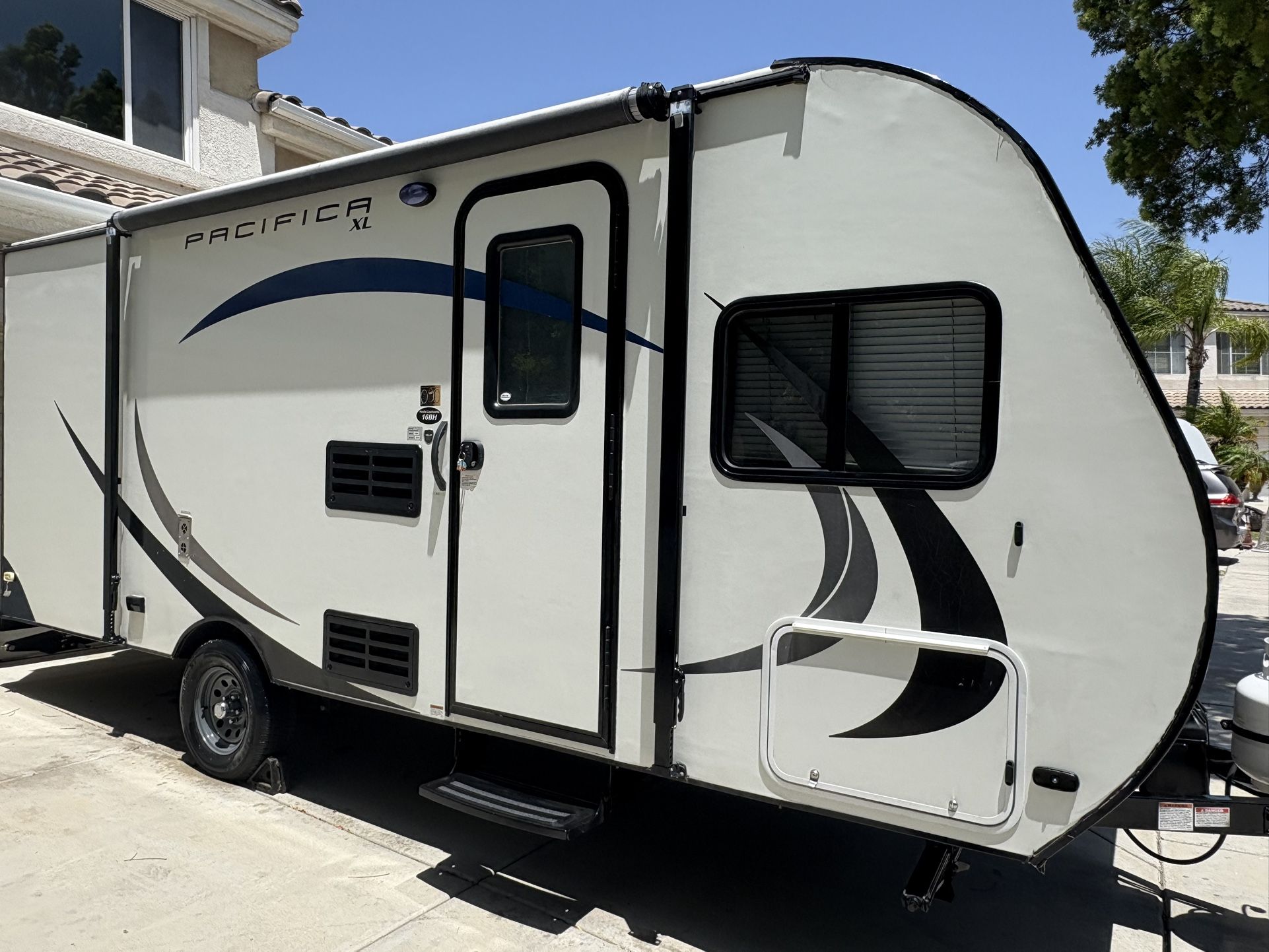 2018 Pacifica XL travel trailer 16BH in excellent condition in and out