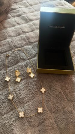 Necklace and earrings set with box