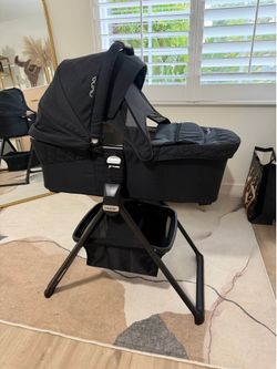 Nuna Mixx comes WITH STAND- EXCELLENT CONDITIONS
