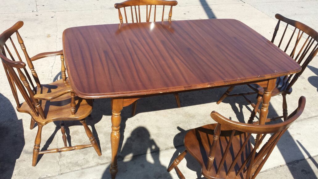 4 chairs and a table oak dining room set excellent condition