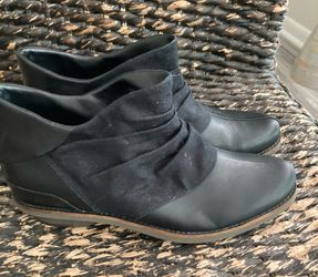 Women’s Merrell Leather And Canvas Ankle Boots  Size 10