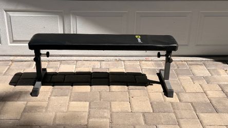 Flat weight bench with height adjustments