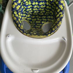 Rolling baby dining chair