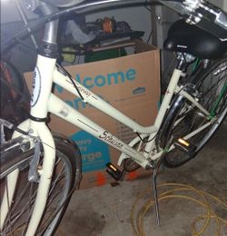 Women's Schwinn Gateway 700 C Hybrid bicycle with rear rack
