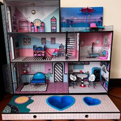 Great Condition Lol Doll Big House, With All Its Furniture. 