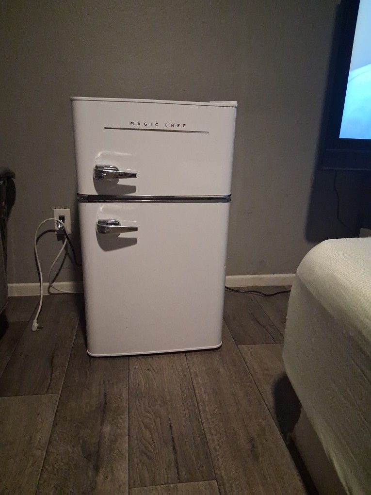 Magic Chef Mini Fridge