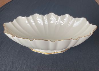 Vintage Lennox Symphony 11” scalloped oval centerpiece/serving bowl. 24 karat gold trim. Pick up in Tigard.