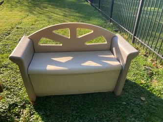 Rubbermaid outdoor storage bench