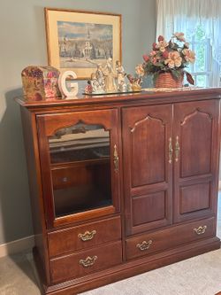 Thomasville Collectors Cherry Cabinet / Entertainment Armoire – Excellent Condition