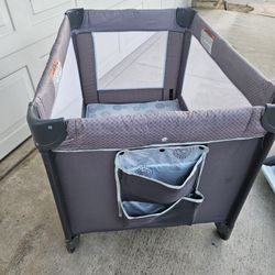 Portable Play Pen With Bassinet 