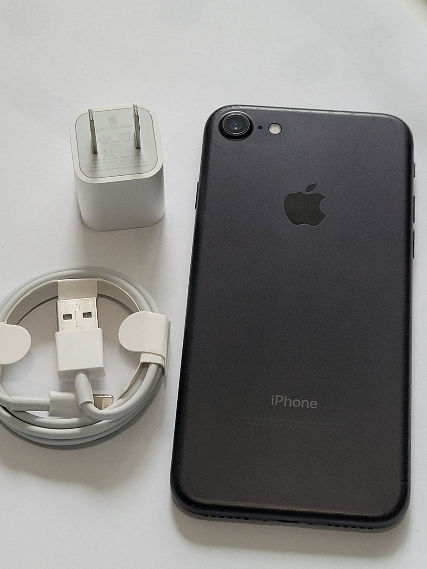 iPhone 7, 32GB, unlocked, works any company sim card any country internationally