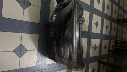 2023-2025 Subaru Outback driver Side Headlamp (slight Scuff On Top) Works Used