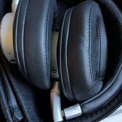 BOHM Headphone Audio Stereo like new with charging cable