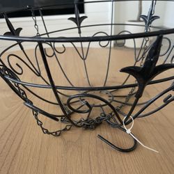 Metal hanging basket