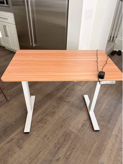 Adjustable electric height desk