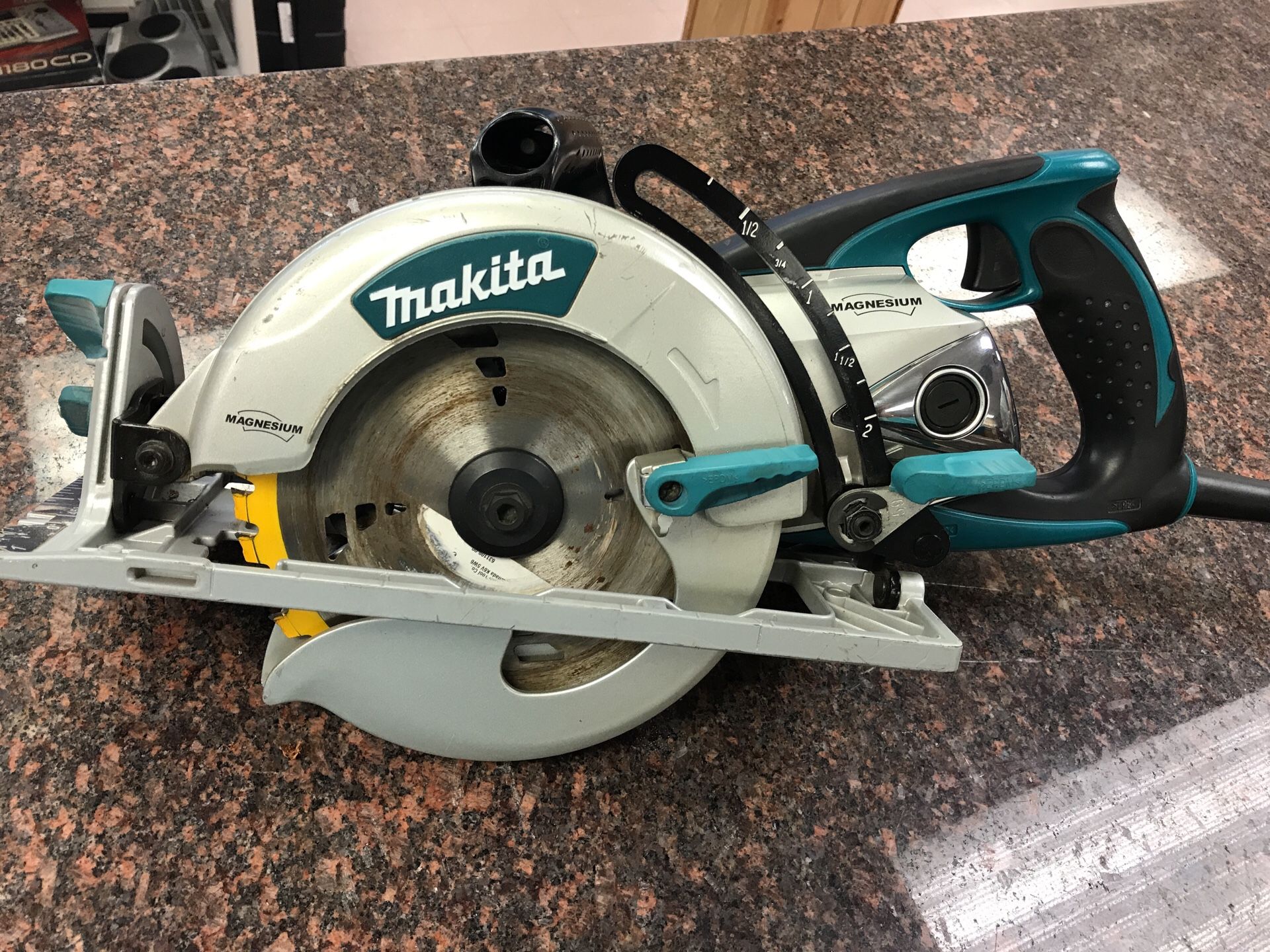 Makita 5377MG Magnesium 7-1/4-Inch Hypoid Saw for Sale in Austin, TX  OfferUp