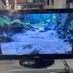 Magnavox 40" LED TV with mount- Model 40MF401B/F7 - Big Screen, Great