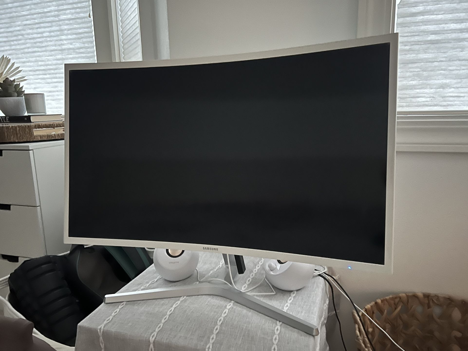 Samsung Computer 27” Curved Monitor w/ Creative speakers
