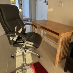 Serta iComfort 5000 Office chair and desk