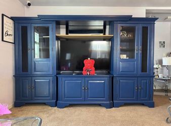 Tv entertainment! Beautiful w/lights & speaker doors
