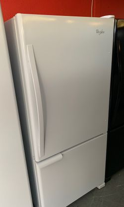 One year old whirlpool 18 cubic bottom freezer white one year warranty