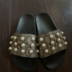 Woman’s Slides 