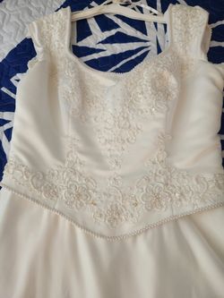 Ivory wedding dress size 18 long train.with veal .kept in bag that was purchased with.  Asking 300 or obo.