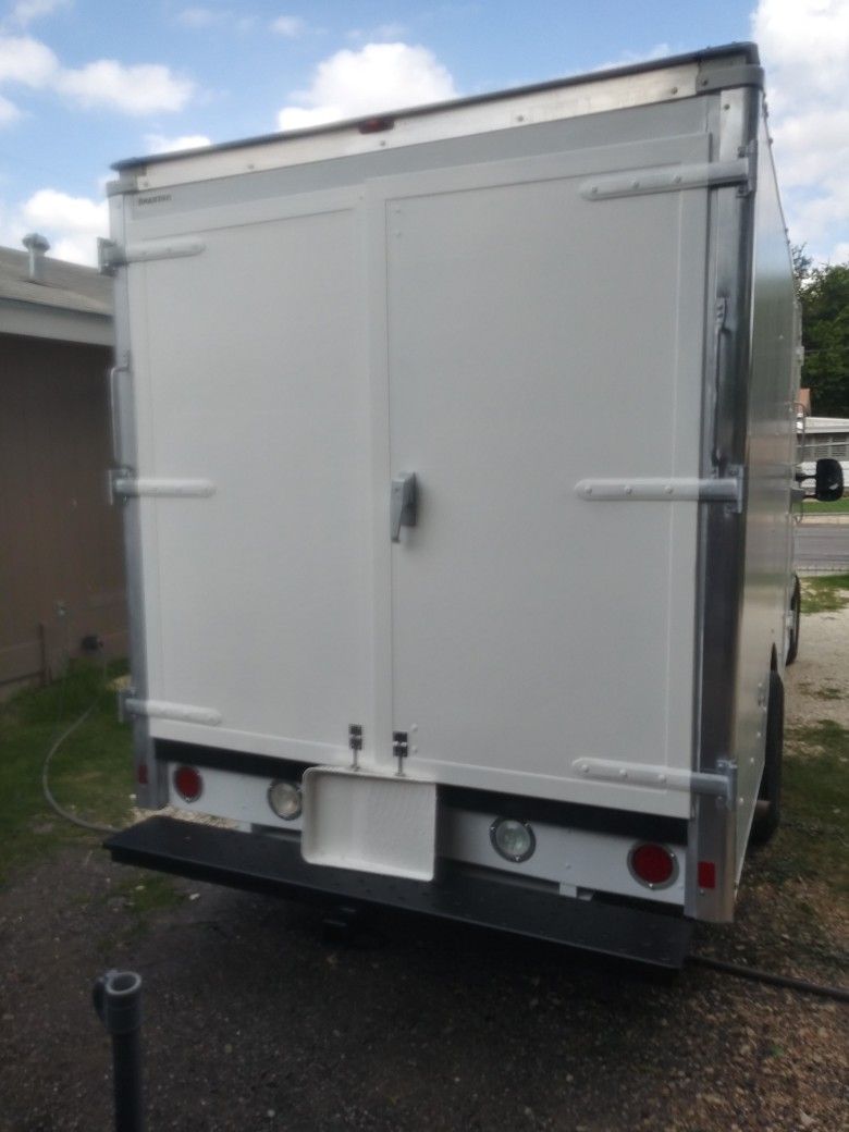 FORD 350 BOX TRUCK. 2012