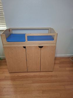 Lake shore, heavy duty changing table with strap