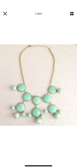 Gold Toned Necklace With Green Marble Like Beads BEAUTIFUL COLOR Costume Jewelry