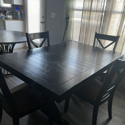 Dining Room Table & Chairs