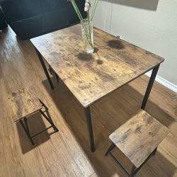 Good condition Dining room table With 4 Stools 