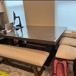 Napa Dining table Set - Excellent Condition For Sale