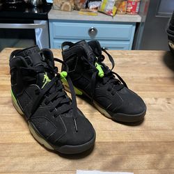 Boys size 4Y black air Jordan shoes