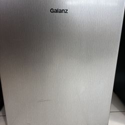 2.7 Cu.Ft One Door Mini Fridge 