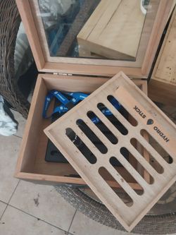 Mini cigar humidor