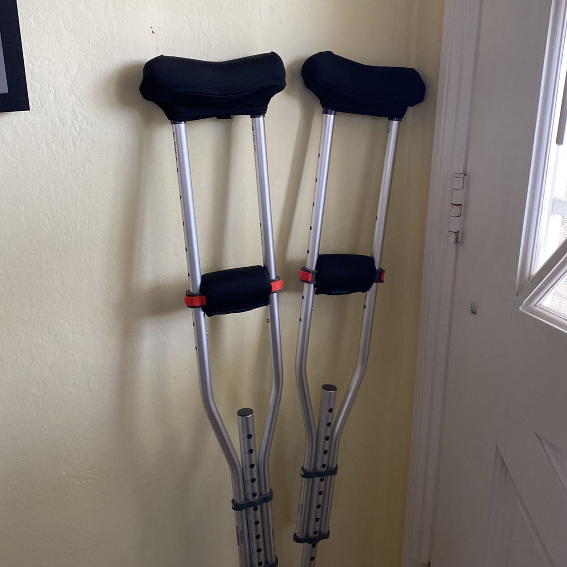 New Crutches (used Only 2 Days) Extra Padding