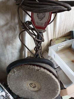 Floor polishing machine