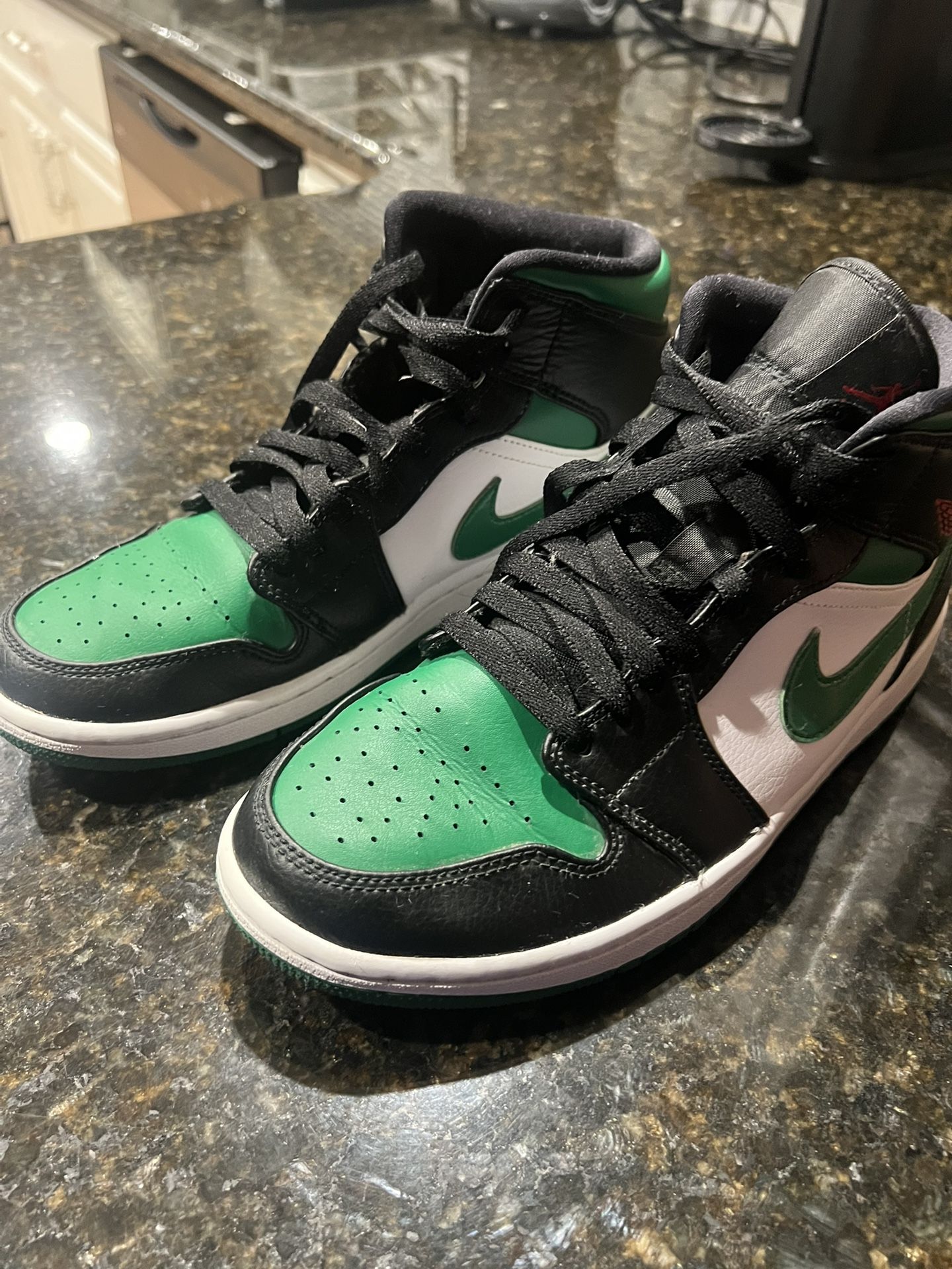 Jordan 1 Mid ( Green Toe)
