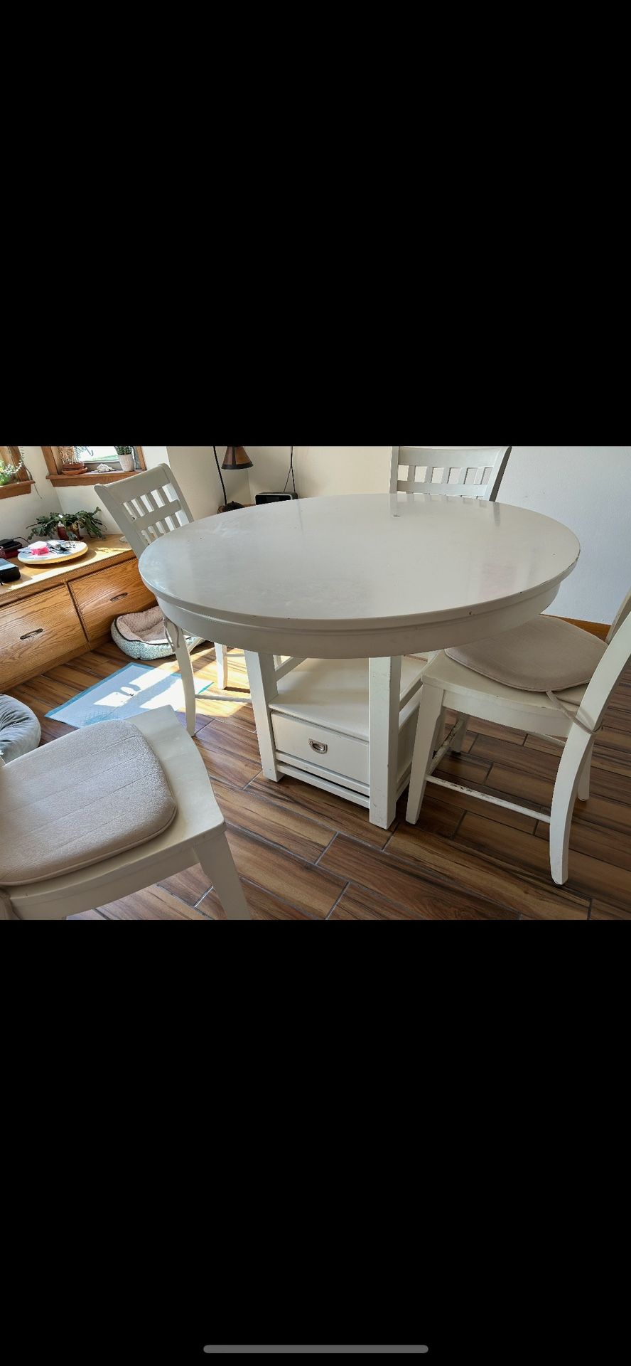 Haverty’s Solid Wood Dining Table And Chairs