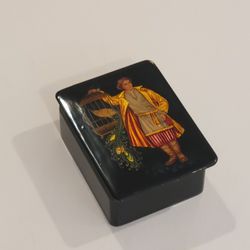 Vintage Firebird Fairytale Beautiful Vintage Russian Hand Paint Lacquer 
Box Trinket box. Pre-owned, good shape, no chips or cracks. It is 
4x3x1.5". 