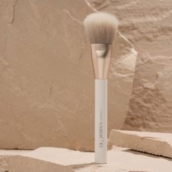 Huda Beauty Glowish Brush 