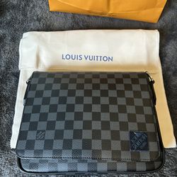 Magnetic Louis Vuitton Messenger bag