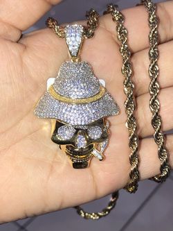 Brand new men’s iced out Skull pendant with 14k gold finish stainless steel rope Chain ! Doesn’t turn your Neck Green